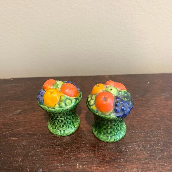 Vintage green woven basket with fruit ceramic salt & pepper shaker set - Picture 3 of 6